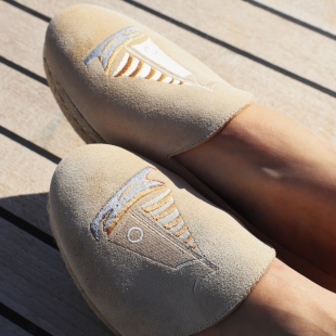 RIVIERA SAND SPORT SUEDE

SAND SPORT SUEDE, SAILBOAT EMBROIDERY, UNLINED, JUTE/RUBBER SOLE, DUST BAG, SHOE-HORN AND BOX, MADE IN SPAIN, HANDCRAFTED TO ORDER IN 21 DAYS.

RIVIERA SHOES FOR WOMEN

📱 www.shoesfactory1985.com
#shoes #goodyear #patina #zapatosdelujo #lujo #luxury #luxuryshoes #menstyle #tie #shopping #shoponline #traje #caballero #rivierashoes #riviera #espardeñyes #espardeñas #slippersforwomen #women #golf #weddingshoes #sandals #wedding #dayoflife #golflovers